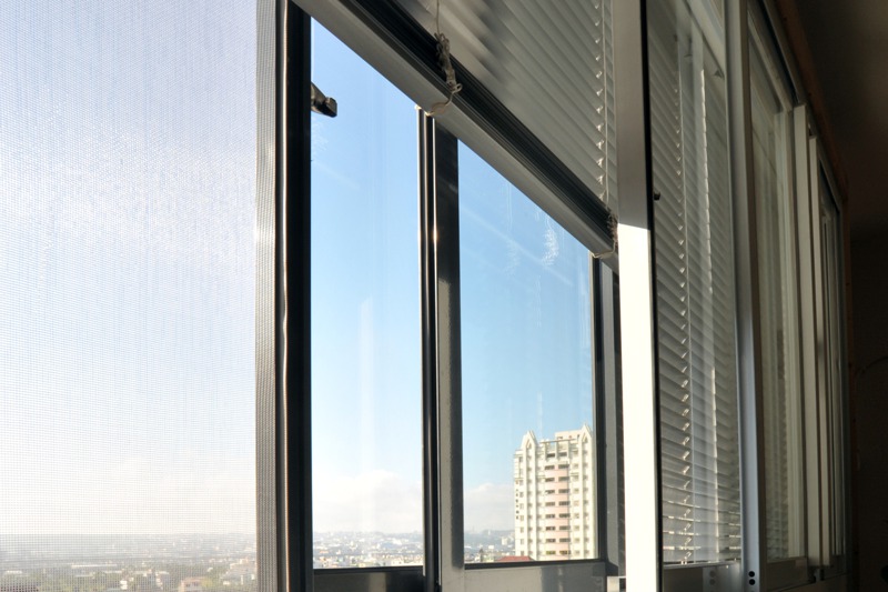 隔熱雙層窗是在既有窗戶內側或外側，加裝一樘窗戶，並在兩樘窗戶間裝設白色鋁百葉。圖／綠適居協會提供