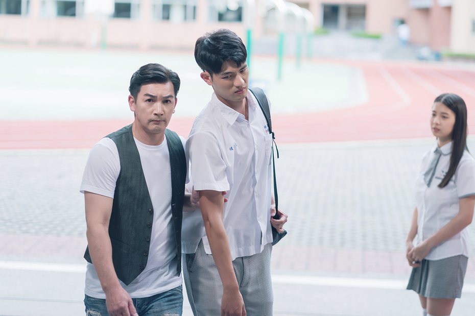 伊正(左)飾演王新凱父親，兩人有激烈衝突戲。圖／TVBS提供