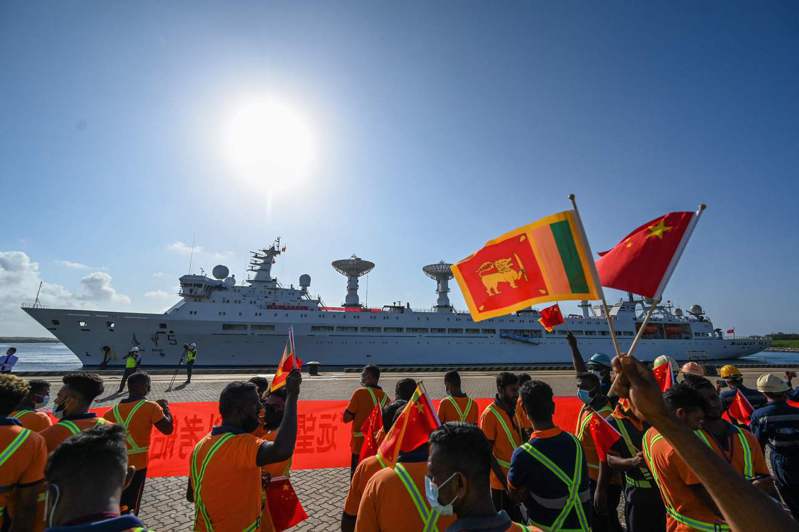 民眾在港口揮舞中國大陸和斯里蘭卡國旗， 歡迎遠望五號。（法新社）