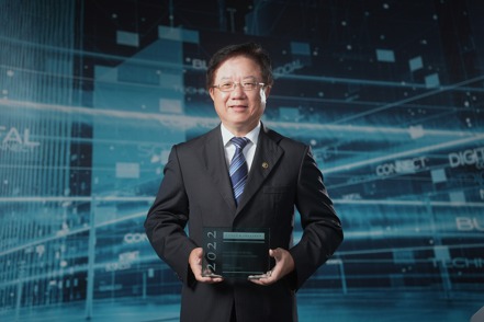 中華電信榮獲2022年《亞太最佳實踐獎》肯定，勇奪台灣最佳電信服務業者暨首屆台灣5G客戶價值領導獎，中華電信網路技術分公司總經理簡志誠代表領獎。中華電信／提供