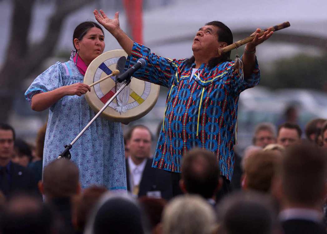 小羽毛（左）多年來始終積極投身原住民運動。 圖／美聯社