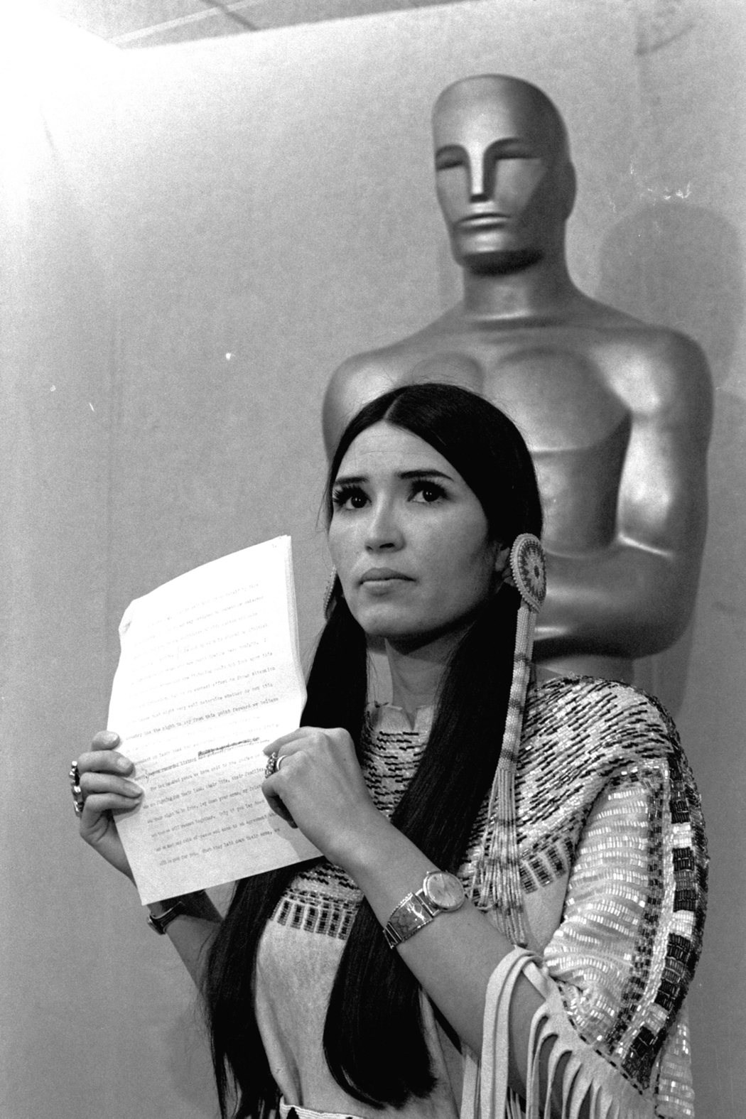 1973年，現身奧斯卡頒獎典禮會場，身著原住民傳統服飾的小羽毛。 圖／美聯社