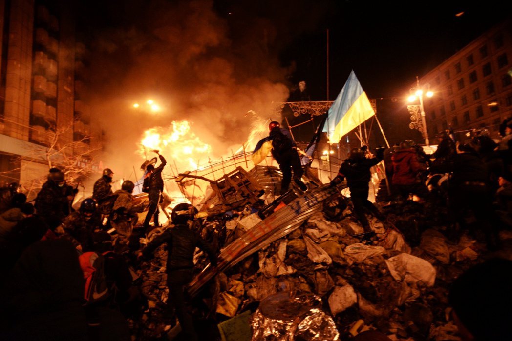 2014 年 2 月 18 日，示威者在廣場上插上烏克蘭國旗。 圖／維基共享 