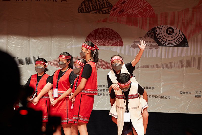 賽夏族的許多傳統古調，一般不能在公眾場合演出，透過重新編曲及翻玩創作，將傳統古調...