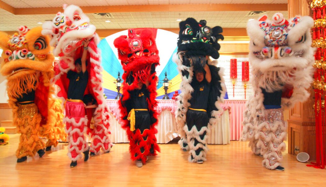 農曆新年期間，溫哥華商場中的舞龍舞獅表演。 圖／美聯社　　