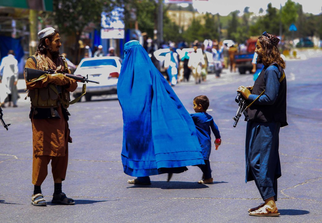 塔利班掌權一週年，阿富汗女性受到的壓迫與限制愈深。 圖／歐新社　