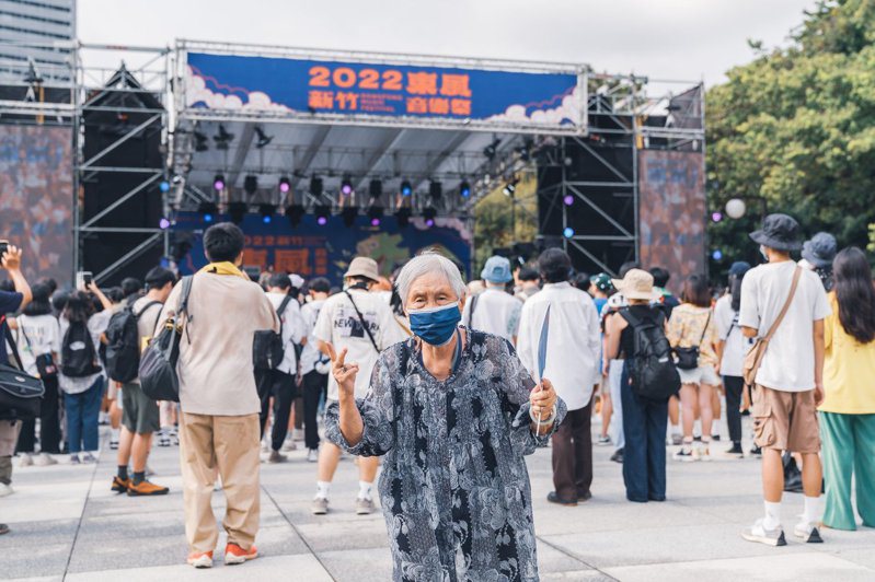 張奶奶參與2022新竹東風音樂祭，堪稱「東風最資深聽團仔」。圖擷自臉書「新竹市新鮮事」