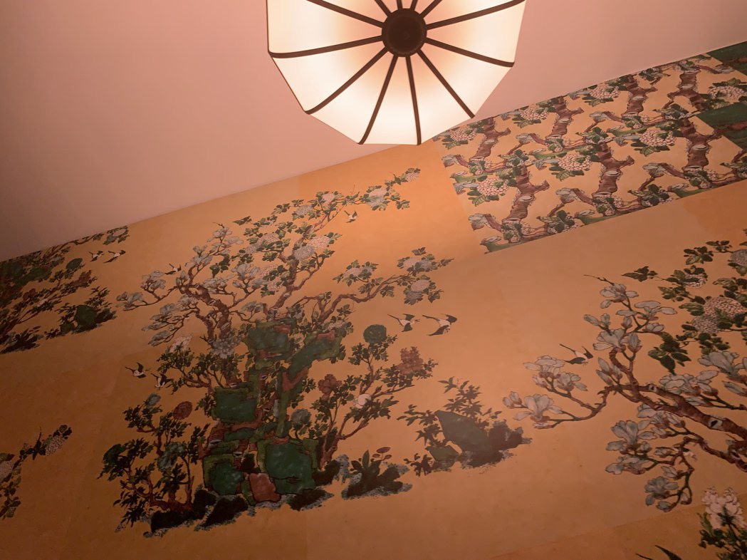 林明弘的作品以大都會館藏中國瓷器為靈感，當參觀者搭乘自動扶梯上樓時，會置身於由清...