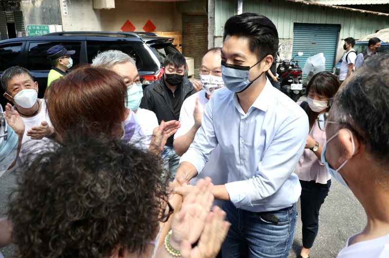 國民黨台北市長參選人蔣萬安（中）參選以來，被認為主打安全牌，在輿論熱度上遲遲無法加溫。記者林俊良／攝影
