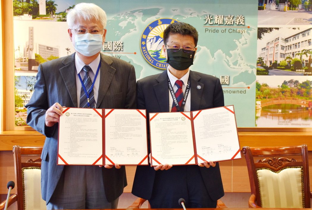 嘉大林翰謙校長(右)與衛生福利部嘉義醫院黃元德院長(左)簽約合影。學校／提供