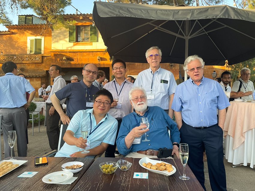 長庚大學工學院院長賴朝松(後排左一)與國際學者餐敘。 長庚大學/提供