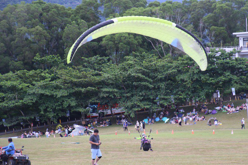 許多人到台東鹿野玩飛行傘，鳥瞰飛行風景。圖／台東縣政府提供