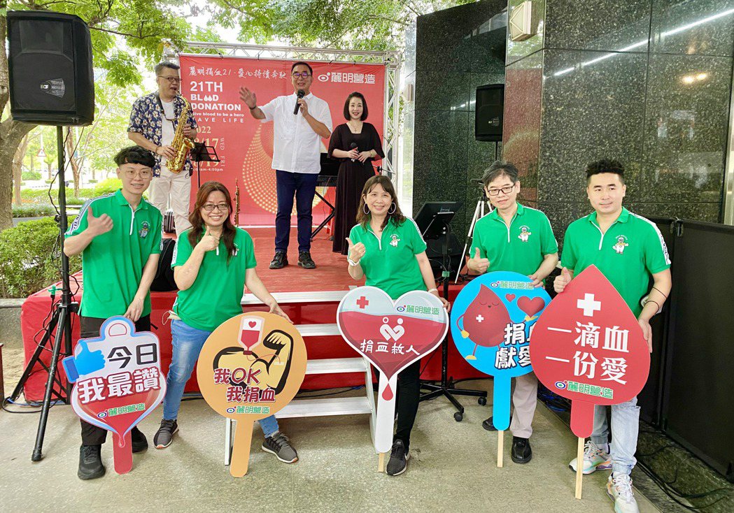 麗明營造董事長吳春山上台獻唱，帶給捐血民眾特別又愉快的捐血體驗。記者宋健生/攝影