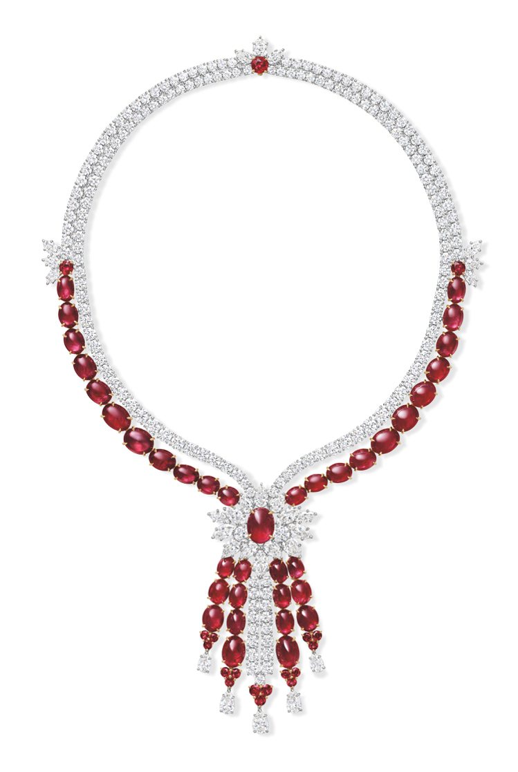 頂級珠寶系列紅寶石鑽石項鍊，5.42克拉蛋面切工的緬甸鴿血紅寶石為主石，18顆總...