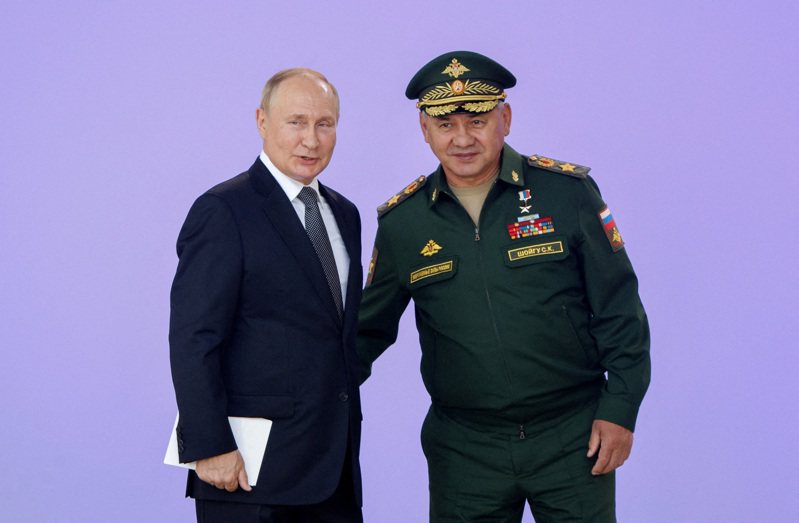俄国总统普亭（左）与国防部长萧伊古（右）15日出席莫斯科国际军事科技论坛。（路透）(photo:UDN)