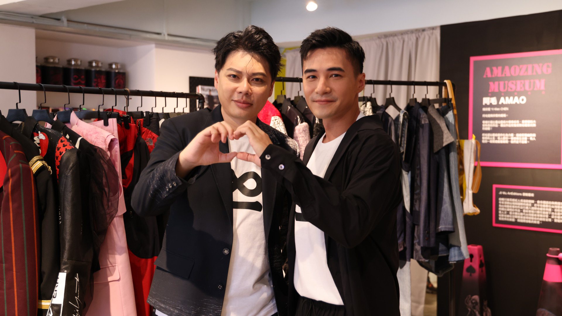 「超級王牌」衍伸出時尚概念店「18」，主理人李祐群(左)與嘉賓是元介合影。圖／巨宸製作提供