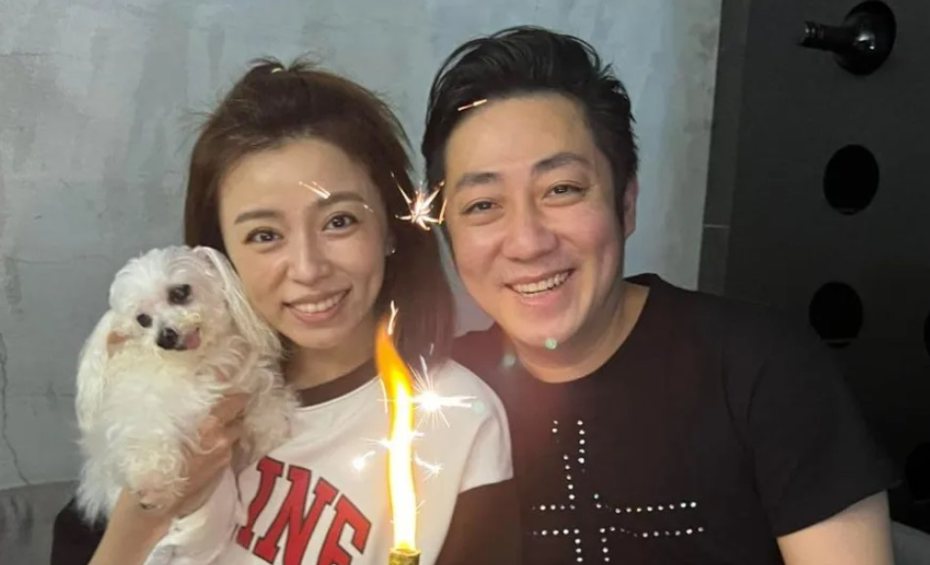 艾成(右)與王瞳才剛抱著愛犬Haru慶祝結婚2周年。圖／摘自臉書