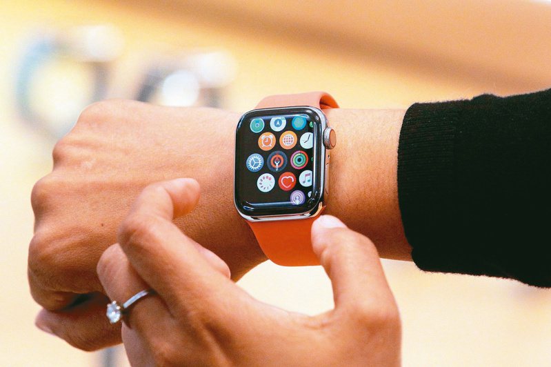 外媒報導蘋果將擴大非中國大陸製造版圖，打算首度在越南生產Apple Watch和MacBook，逐漸調整數十年來在大陸生產所有蘋果產品的做法。（路透）