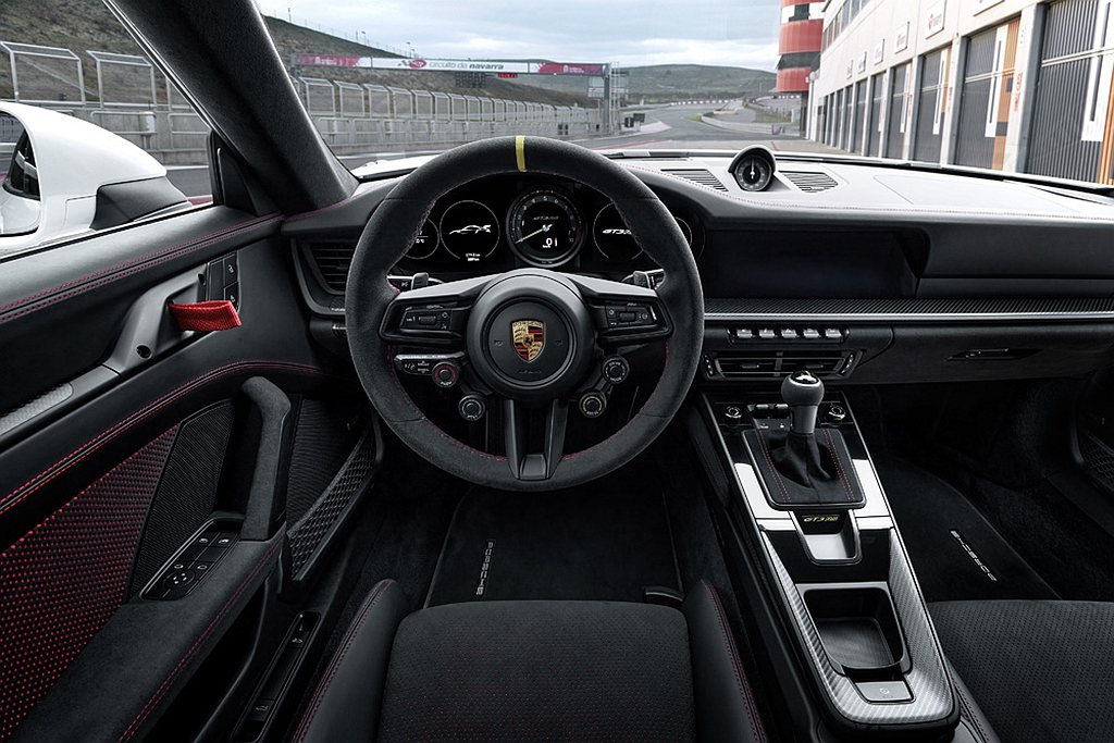 全新保時捷911 GT3 RS的車艙保有經典的RS風格，以黑色真皮、Race-T...