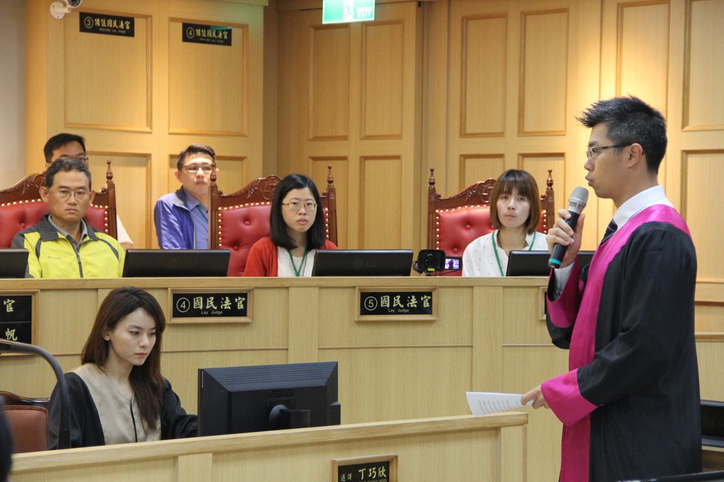 圖為模擬法庭進行過程中，穿紫色法袍的檢察官向國民法官陳述。 圖／聯合報系資料照片