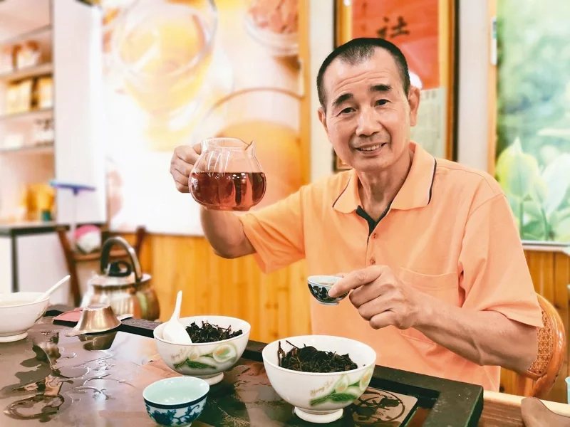 新元昌製茶廠負責人溫吉坊從小在父親身旁學製茶，阿薩姆紅茶、烏龍茶到研發紅烏龍樣樣...