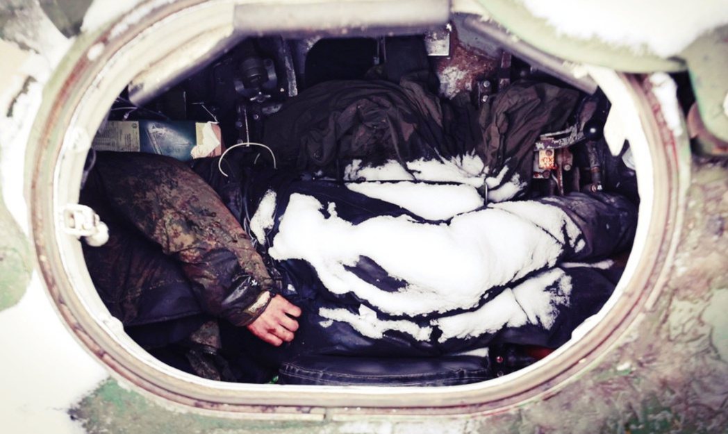 3月1日，基輔北部激戰的布恰區，一被炸死在裝甲車裡的一批俄國侵攻軍。 圖／美聯社...