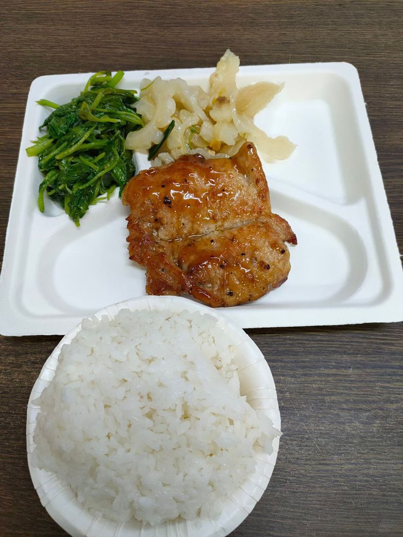 一名網友發文抱怨台北自助餐太貴，內行人精算後，直言「這是正常價」。圖擷自臉書「爆怨2公社」