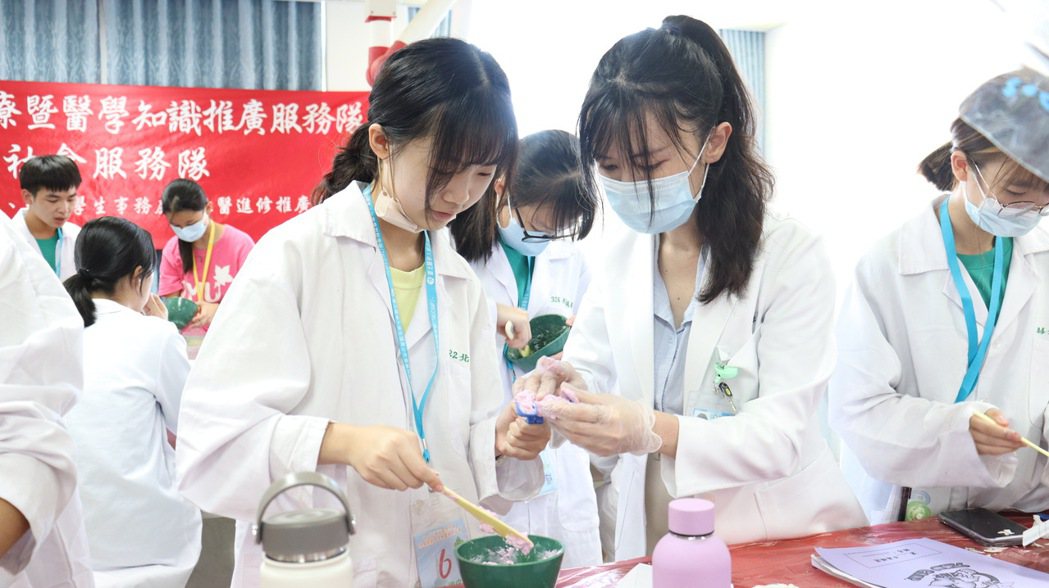 台灣安進攜手北醫大舉辦生物醫學研習營，在印模刻牙實驗中，學員實際製作個人牙模。台...