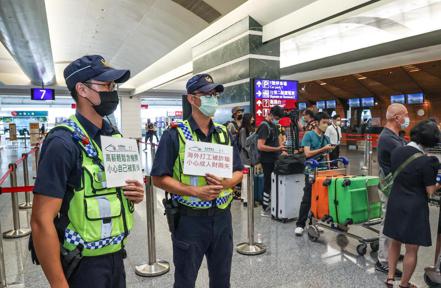 因柬埔寨詐騙案，航警局至東南亞航班的報到櫃台舉牌。記者黃仲明／攝影