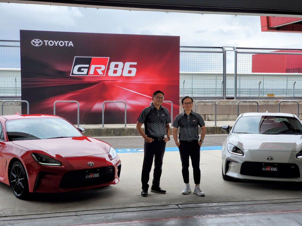 和泰車總經理蘇純興(左)及Toyota本部長劉傳宏於GR86發表會合影。 吳毅倫...