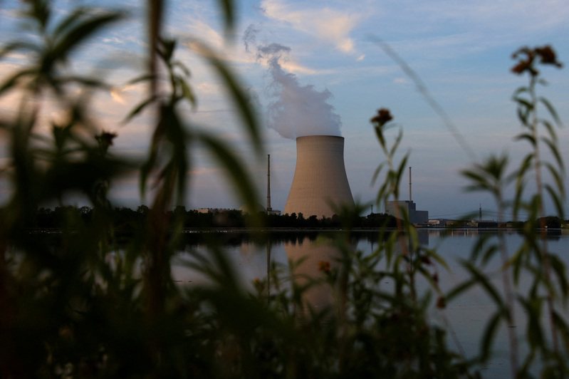 德國政府官員表示，有計畫延後關閉境內最後3座核電廠，以便俄羅斯天然氣限供後仍得以應對今冬可能面臨的能源短缺問題。民調顯示3/4德國民眾支持讓3座核電廠延役。路透社