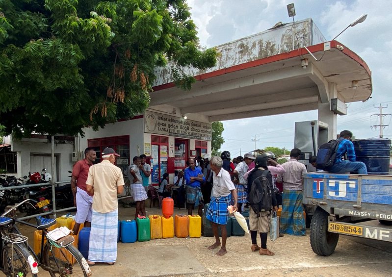 斯里蘭卡中央銀行總裁威拉辛格今天表示，國內經濟崩潰將使今年出現至少8%空前萎縮，但民眾不久之後將可期盼，通貨膨脹飛漲問題將有所緩解。路透社