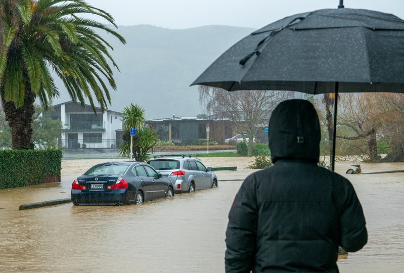 暴雨持續襲擊紐西蘭南島造成嚴重洪災，島上西部及北部部分地區宣布進入緊急狀態，數以百計家庭被迫疏散，當局今天承諾投入20萬紐幣（約新台幣375萬元）緊急救難金。新華社