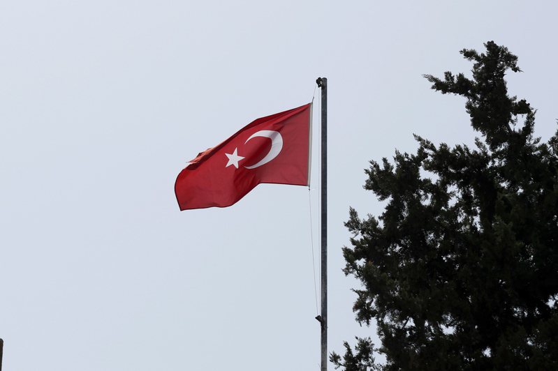 僵持十數年的土耳其、以色列關係，在兩國17日宣布恢復全面外交關係後露出曙光。圖為土耳其國旗。歐新社