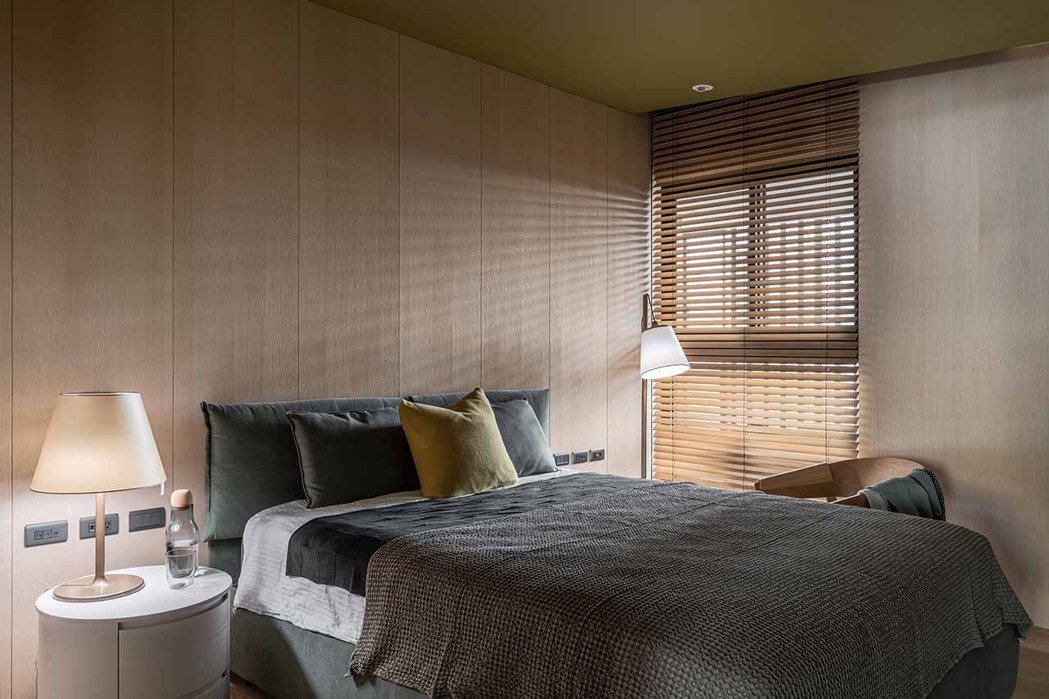 主臥房，使用淺色木材質形塑安定感。