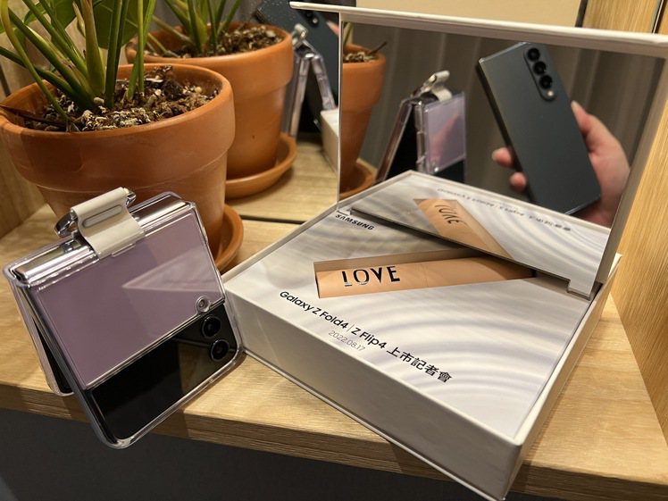Samsung Galaxy Z Fold4、Z Flip4發表會實體邀請函以鏡...