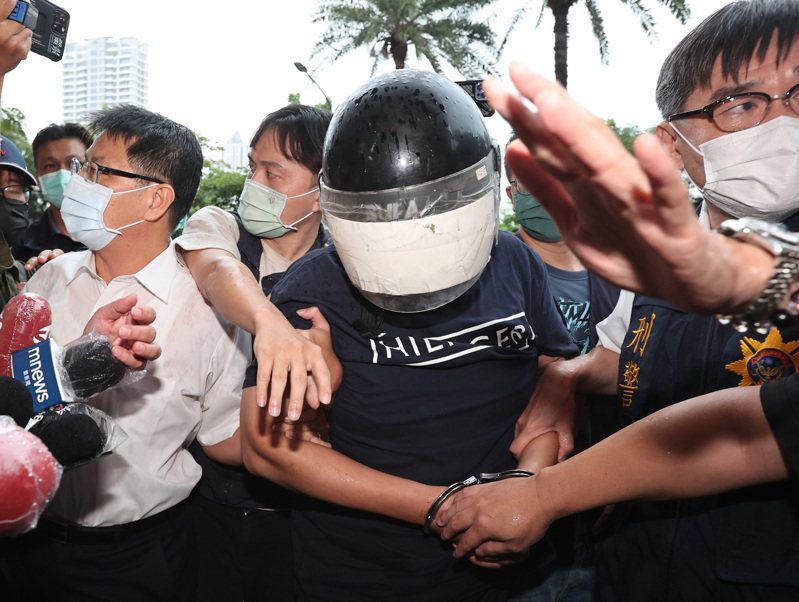 凶嫌朱姓男子（中）行凶後，昨於台南落網，被警方押返高雄偵訊。資料照片，記者劉學聖／攝影