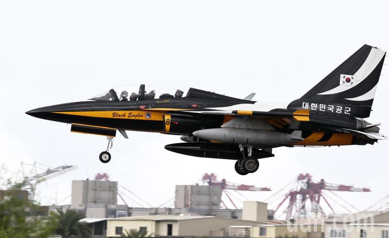 南韓空軍的T-50「黑鷹」特技表演飛行隊，今天上午降落高雄小港機場過境加油，吸引大批航空迷前來圍觀，相機快門按不停。記者劉學聖／攝影