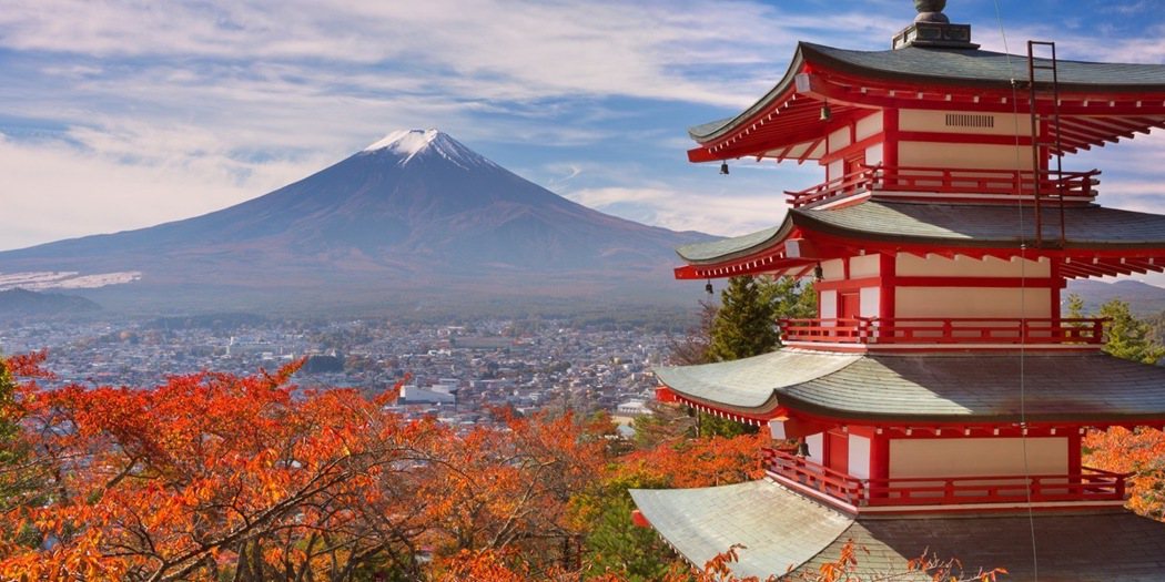 東京秋季賞楓，紅葉、新倉富士淺間神社與富士山美景一覽無遺。業者提供