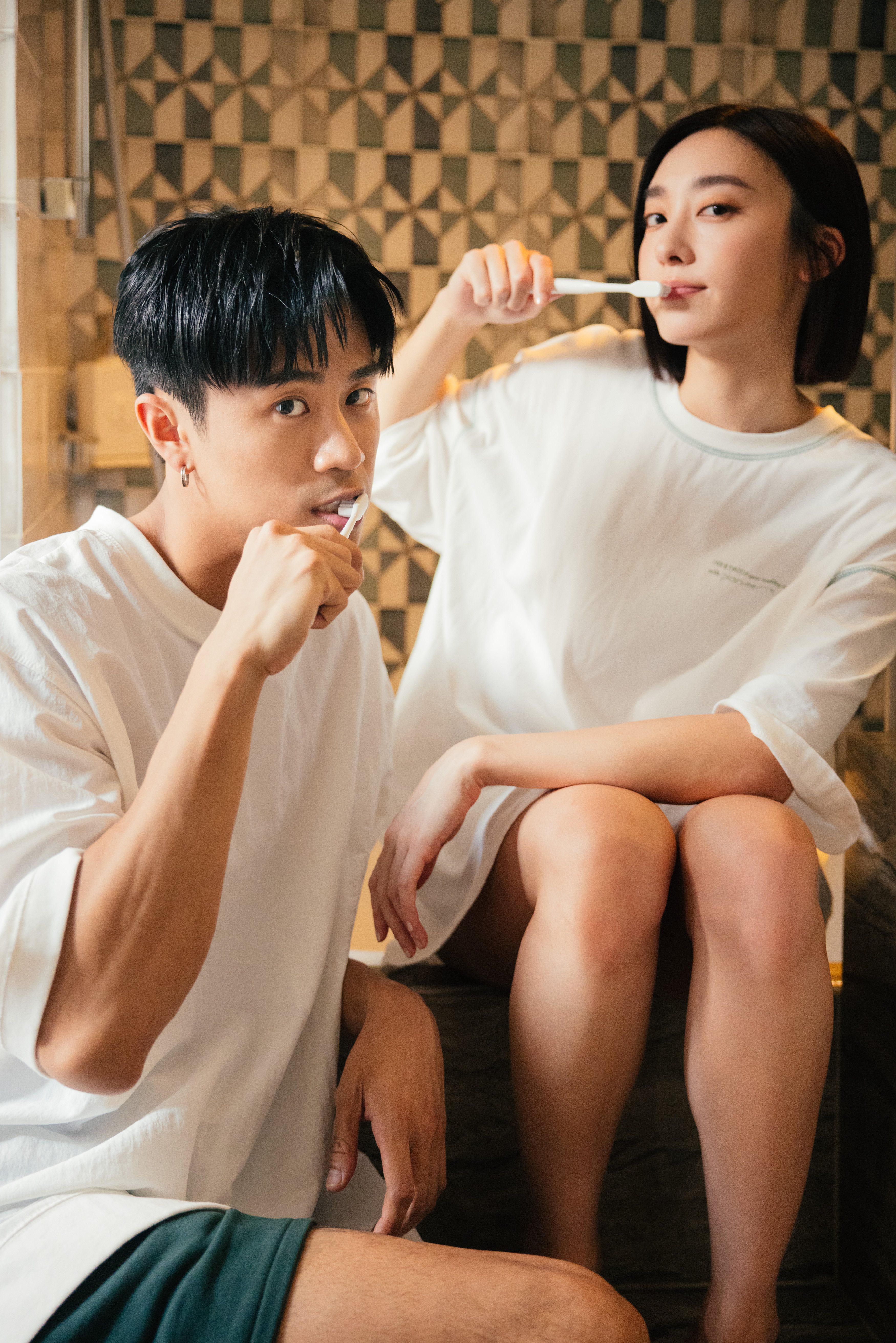 廖柏雅(左)新歌「妳呢？」MV找來席惟倫擔任女主角。圖／華納音樂提供