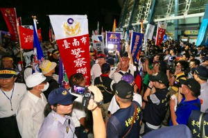 2017年8月19日，反年改團體在台北世界大學運動會開幕典禮的抗議行動，當時也依社會秩序維護法68條第2款、85條第1款移送。圖／聯合報系資料照片