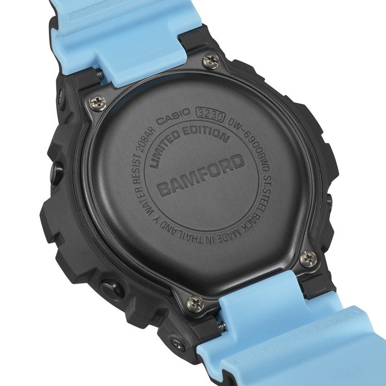 在黑色為基礎外觀下，利用Bamford代表性的三種不同深淺的水藍色調，裝飾於表殼文字細節與表帶內側。圖／Casio提供