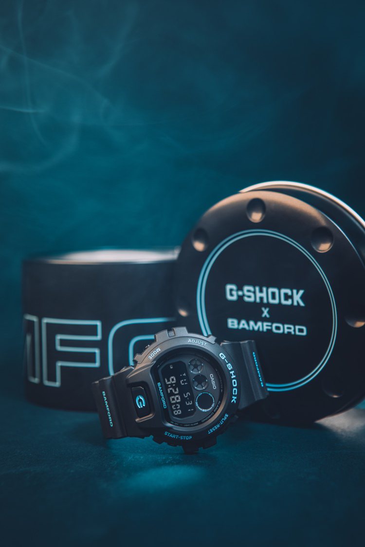 G-SHOCK x Bamfrod聯名DW-6900BWD腕表。同樣以黑藍為主色調的特殊包裝，更添收藏價值。圖／Casio提供