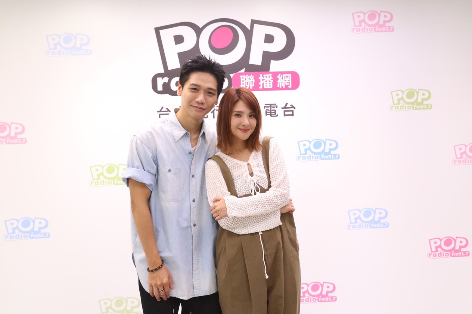 蔡旻佑（左）被媽媽與郭靜湊對。圖／POP Radio提供