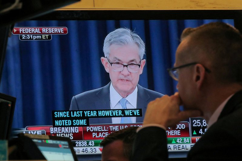 投資策略師認為，7月聯準會（Fed）決策會議過後，美國經濟數據轉強，顯示Fed主席鮑爾日後很可能再高唱「鷹」調，以示抗通膨決心。圖／路透