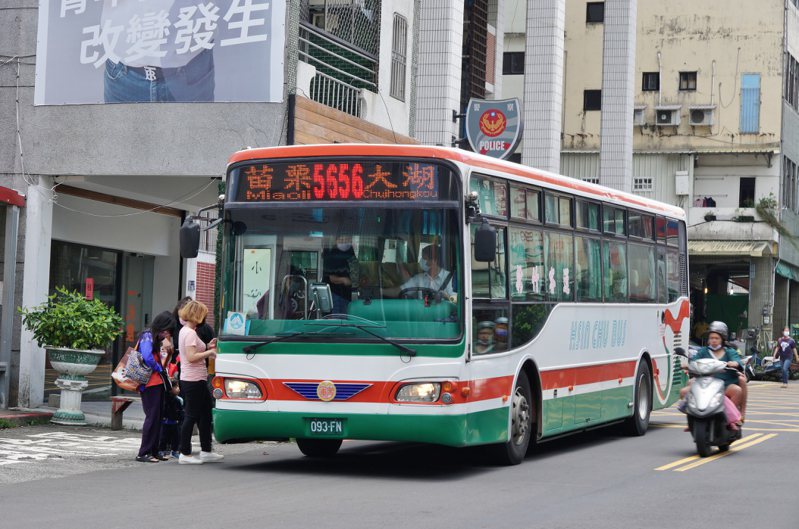 搭乘公車可選擇投幣或刷卡付費。記者盧逸峰／攝影