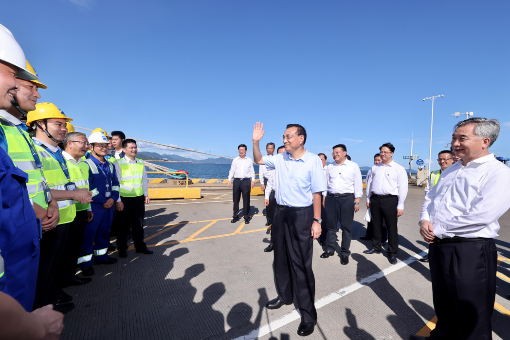 大陸國務院總理李克強16日下午在鹽田港考察時表示，對外開放是中國的基本國策。新華...