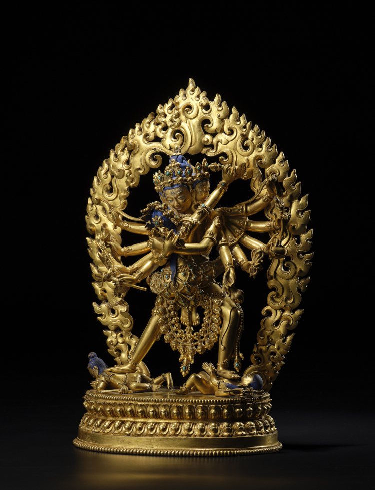 西藏十七世紀銅鎏金勝樂金剛像，估價200萬港元起。圖／邦瀚斯提供