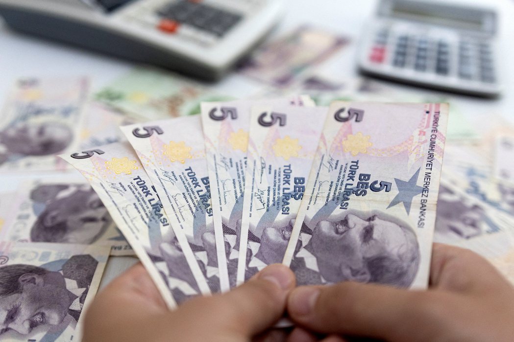 土耳其央行意外降息1個百分點，拖累里拉匯價重貶。路透