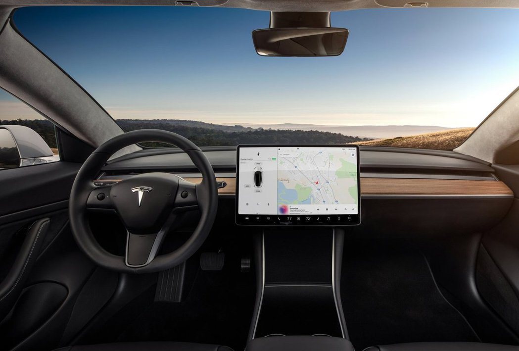 特斯拉執行長馬斯克21日在推特上表示，其公司旗下的全自動駕駛系統在北美的價格將上漲至15000美元（約新台幣45.1萬）。美聯社 圖 / Tesla
